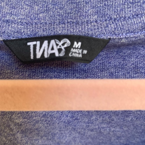 TNA Crop 3/4 sleeve tshirt size M v neck - Picture 2 of 3